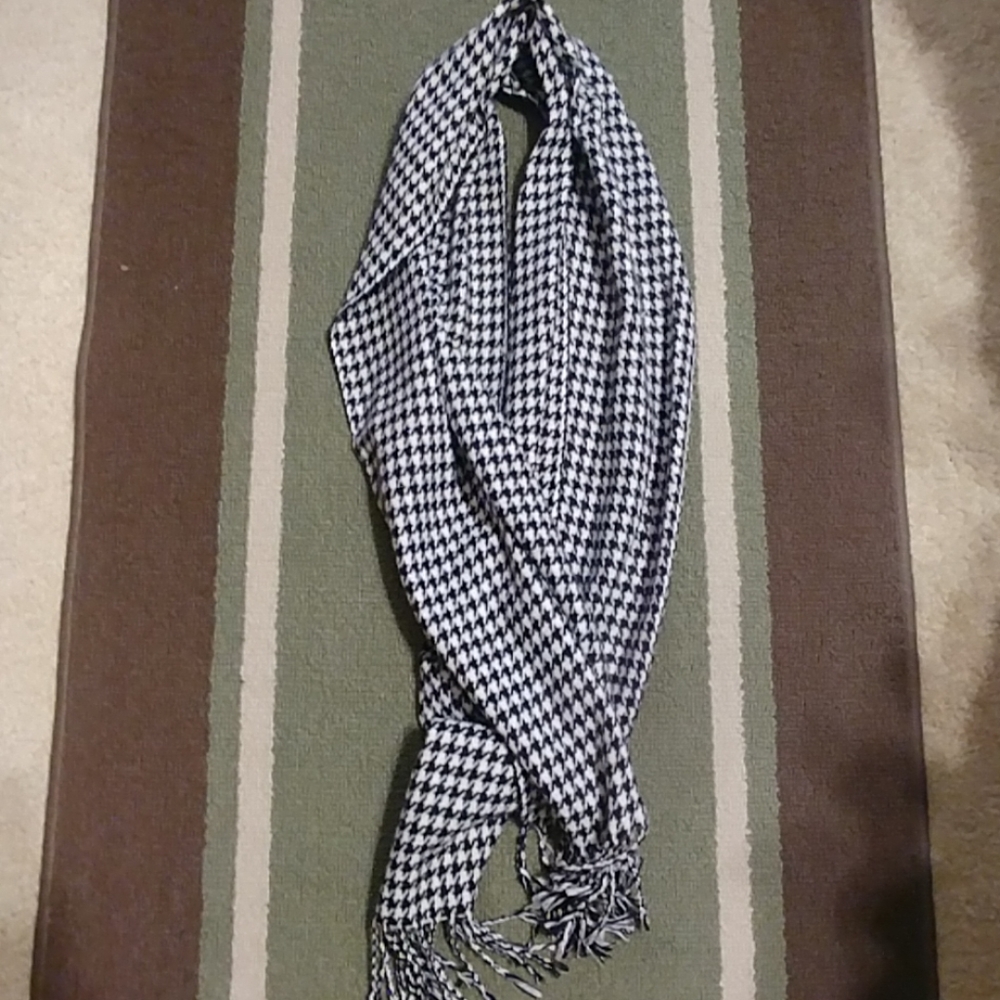 🔴Bogo sale Brand new houndstooth scarf